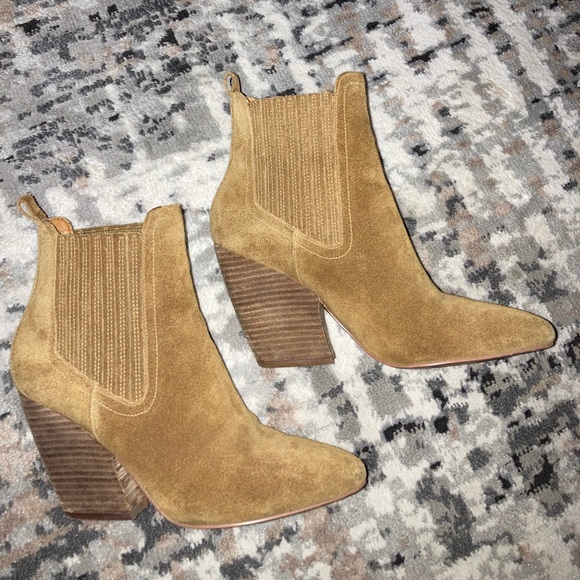 Kendall & Kylie Shoes - Kendal & Kylie suede booties size 6